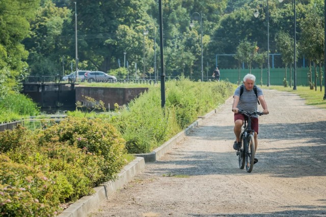 - Kanał trzeba przywrócić mieszkańcom, bo bardzo lubią tutaj spędzać czas - mówią społecznicy z Miedzynia w Bydgoszczy. I ogłaszają konkurs dla studentów Uniwersytetu Technologiczno-Przyrodniczego.

Konkurs dla studentów wydziału budownictwa architektury i inżynierii środowiska UTP ruszy jesienią, a jego laureatów mamy poznać w marcu przyszłego roku. 

Studenci mają przygotować pomysły dotyczące zagospodarowania nabrzeży - po obu stronach Kanału Bydgoskiego - na odcinku od Śluzy VI, przy ul. Bronikowskiego do Śluzy Osowa Góra. 


FLESZ - Jak zabezpieczyć mieszkanie wyjeżdżając na wakacje?

