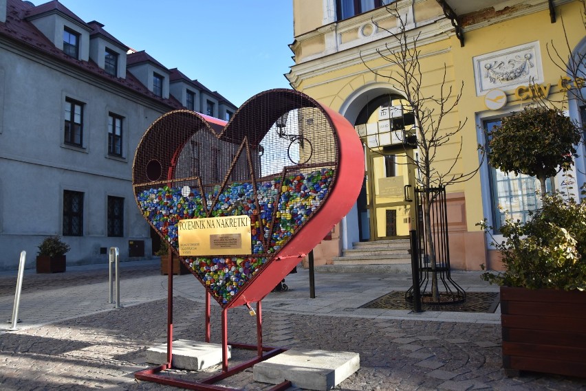 Wielkie serca na plastikowe nakrętki stanęły w Tarnowie i Wojniczu. Dzięki nim każdy może pomóc potrzebującym [ZDJĘCIA]