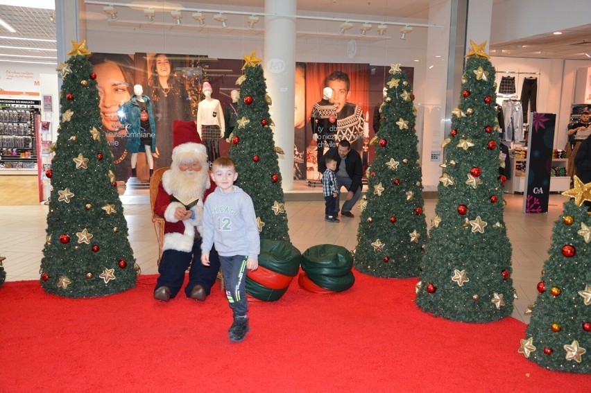 Święty Mikołaj z elfami spotkał się z dziećmi w galerii VIVO! Stalowa Wola. Było mnóstwo radości. Zobacz zdjęcia