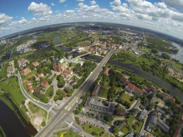 Ostrów Tumski to najstarsza część Poznania. Wyspa, na której rozpoczęła się historia miasta. W IX wieku na wyspie, znajdującej się w ramionach Warty i Cybiny, istniał gród, który rozbudowany został w następnym stuleciu, za czasów pierwszego polskiego władcy,  księcia Mieszka I. Gród, który nazwę przyjął od imienia Poznan, stał się warowną fortecą i stolicą. 

Na Ostrowie Tumskim Mieszko I przyjął chrzest w 966 roku. Na wyspie na Warcie wzniósł też okazałą siedzibę.

Zobacz też: Ostrów Tumski w Poznaniu z lotu ptaka [ZDJĘCIA]