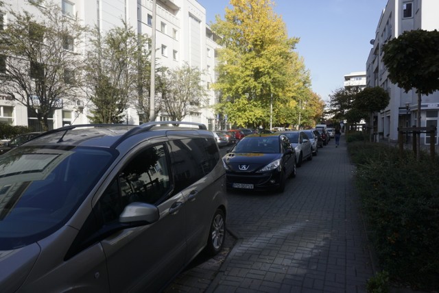 Poznań: Uczelnia blokuje miejsca postojowe. Mieszkańcy: To zakrawa o szantaż