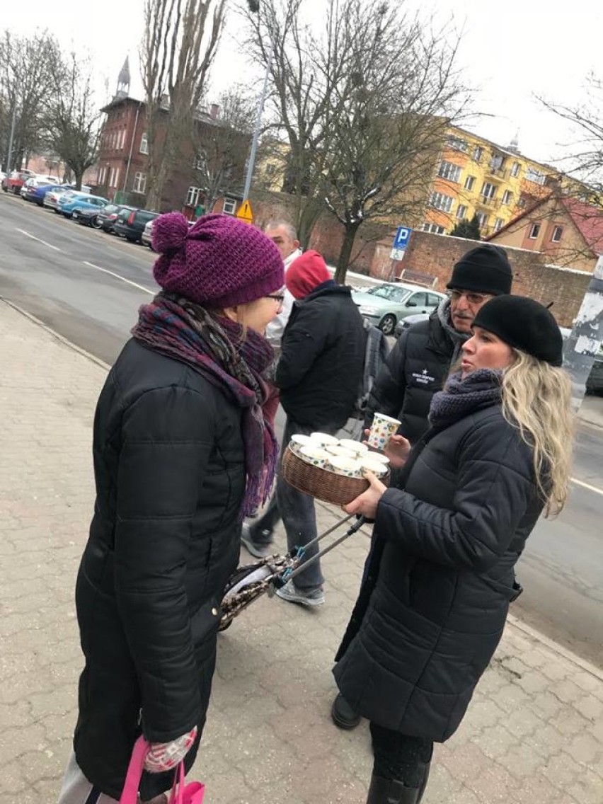 Oleśnica: Ciepły napój dla zmarzniętych podróżników (ZDJĘCIA) 