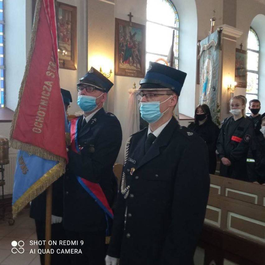 Dzień Strażaka w gminie Puck. W Łebczu pożarnicy oraz strażacka młodzież mieli swoją mszę w słynnym kościele | ZDJĘCIA