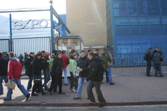 Uczniowie mogli zwiedzać targi od godziny 10. Mimo dość wczesnej pory przed halą EXPO zebrał się spory tłum. | Fot. B. Stawowski
