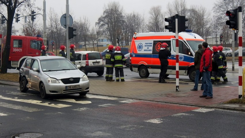 Wrocław: Wypadek na ul. Bystrzyckiej (ZDJĘCIA)