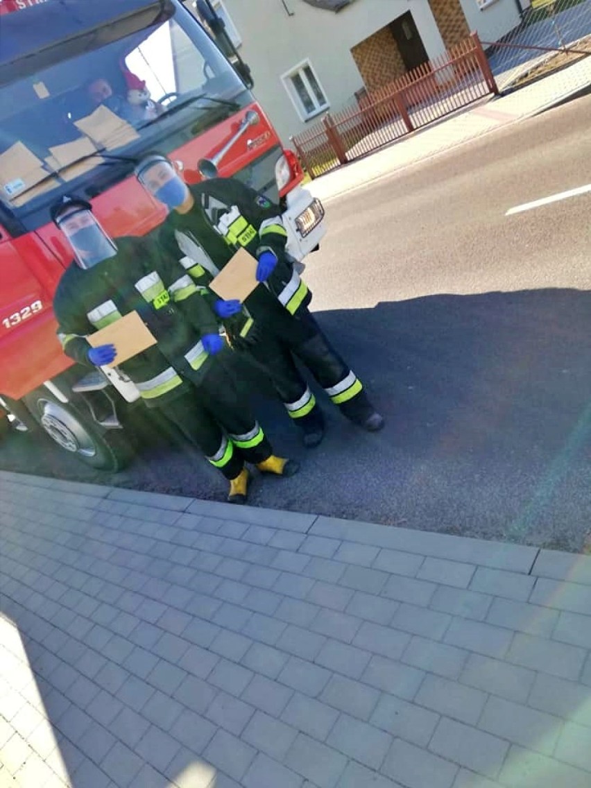 Strażacy Ochotniczej Straży Pożarnej z Debrzna rozwozili maseczki ochronne