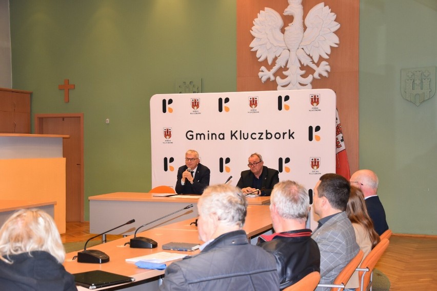 Burmistrz Kluczborka Jarosław Kielar na konferencji prasowej...
