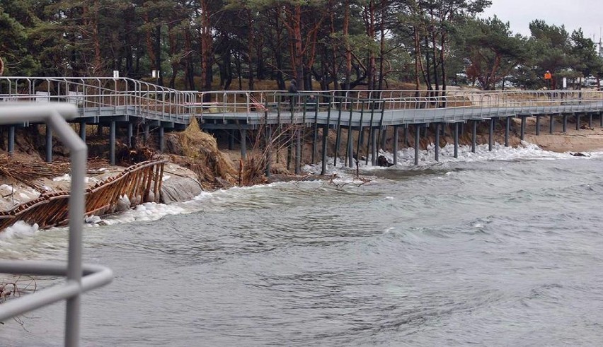 Plaża w Helu zabrana przez Bałtyk