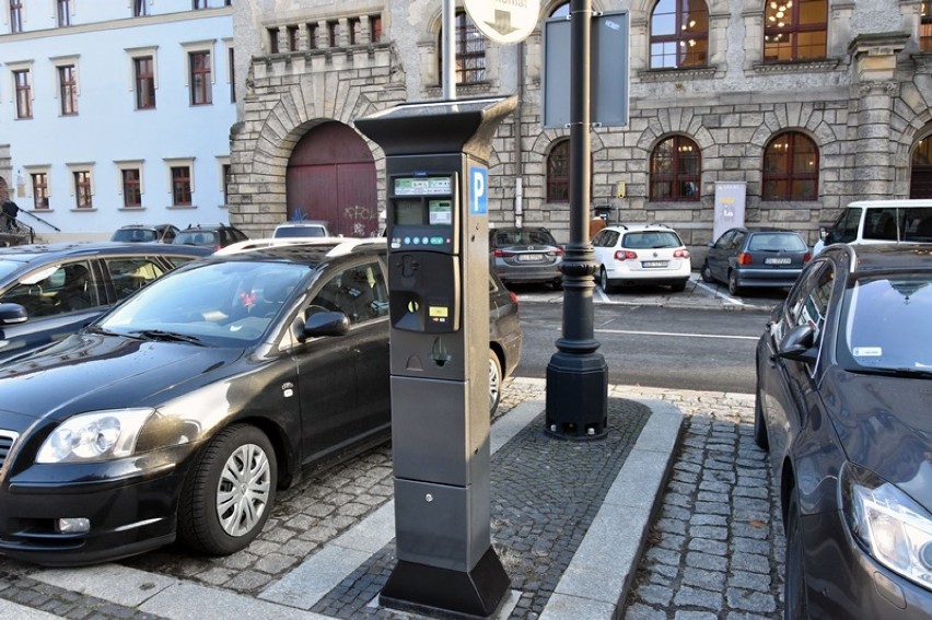 Nowe parkomaty w Legnicy, można płacić kartą [ZDJĘCIA]