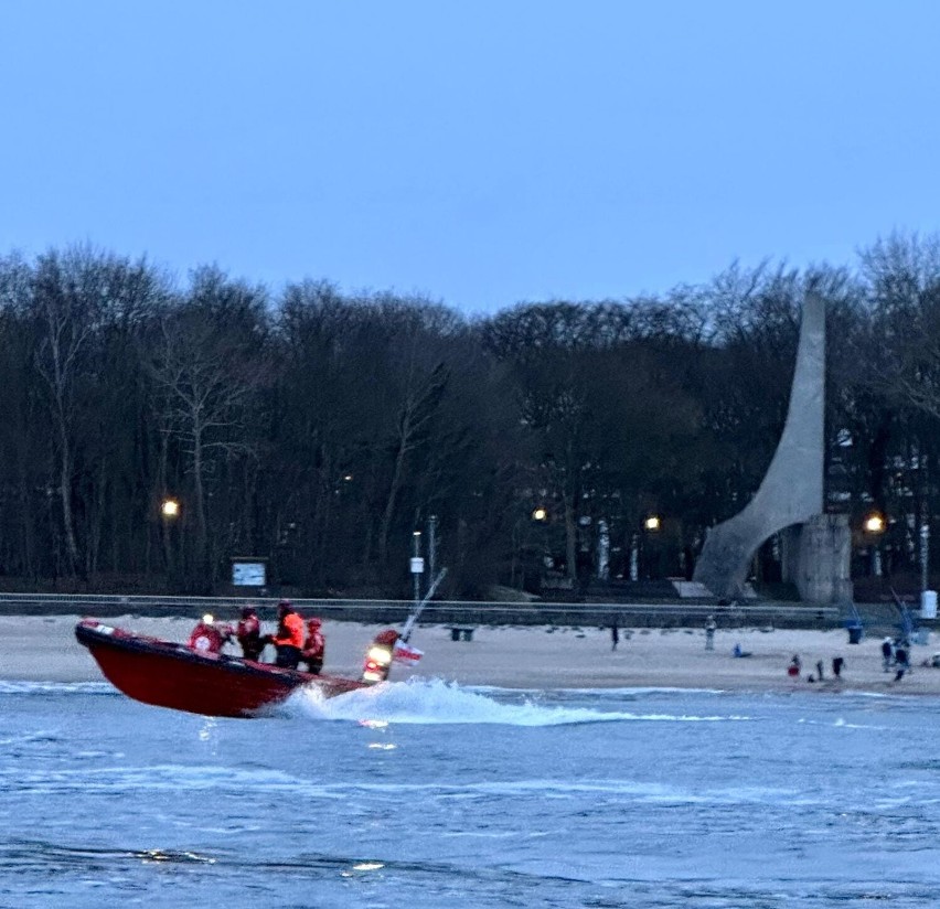 Widowiskowa akcja ratowników morskich ze śmigłowcem przy molo w Kołobrzegu