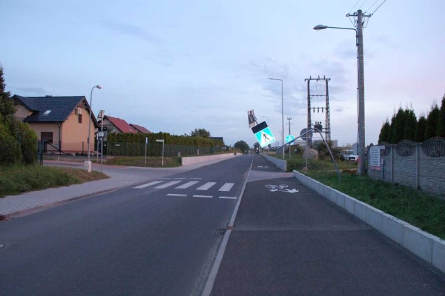 Policja zatrzymała dwóch mężczyzn, którzy zniszczyli siedem znaków drogowych na ulicach Sadowej, Gorzyckiej i Zagrodowej w Międzychodzie (13.08.2023).