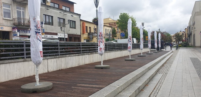 Pod parasolami na placu Narutowicza. Będzie ładniej w centrum Bełchatowa [ZDJĘCIA]