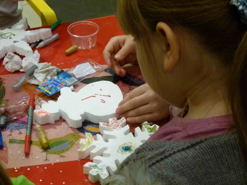 Podczas warsztatów dzieci malowały ozdoby świąteczne