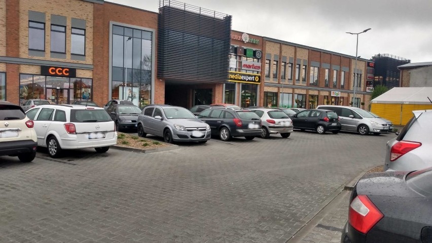 Złotów. Pełny parking przed Centrum Handlowym Aura Park 