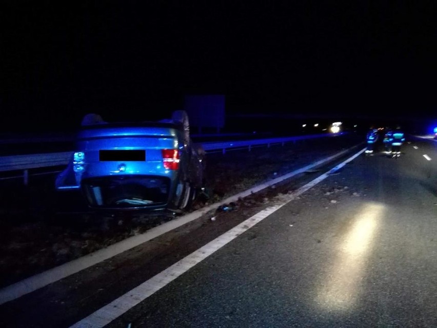 Trzy auta rozbite po wypadku na autostradzie koło Tarnowa. Winny jeleń, który nagle wbiegł na drogę 