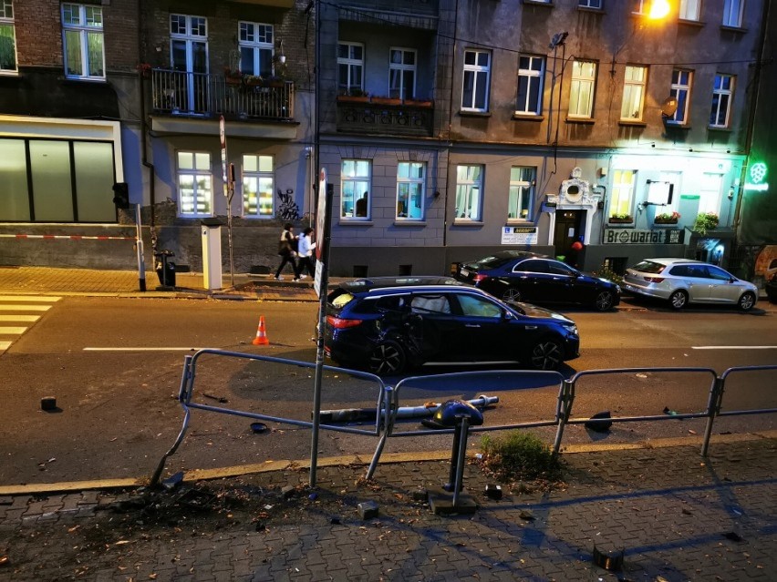 Wypadek w Katowicach. Na pieszych spadły części z rozbitych lamp. Co tam się wydarzyło?