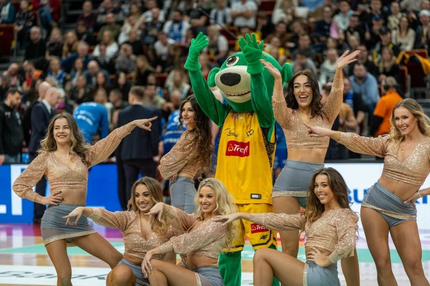 Sopockie cheerleaderki na meczu koszykówki Trefl Sopot -...