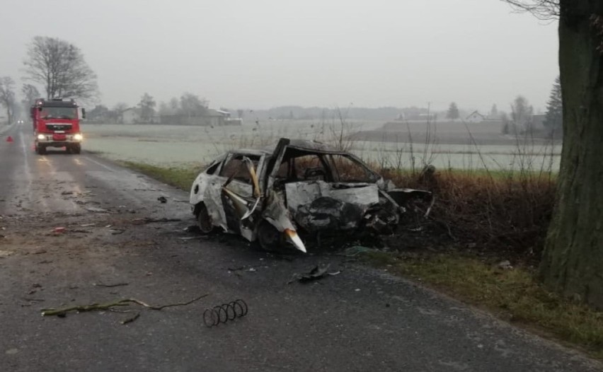 Tragiczny wypadek w powiecie brodnickim. Samochód uderzył w drzewo i spłonął