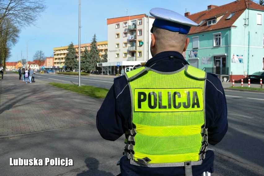 Policjanci z Krosna Odrzańskiego i Gubina kontrolując drogi,...