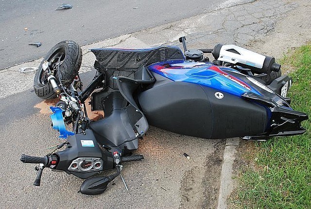 Wypadek w Ustrzykach Dolnych. 82-latek uderzył motorowerem w forda [zdjęcia]