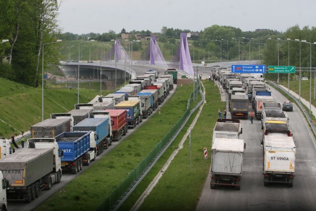 Trwa próbne obciążenie obiektu