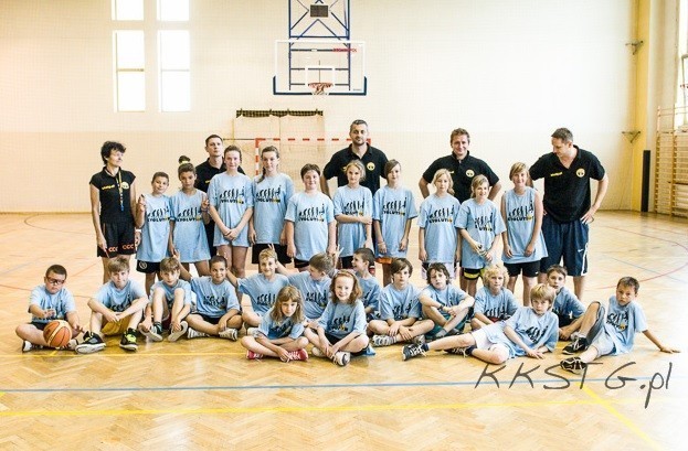 Młodzi koszykarze KKS Tarnowskie Góry podczas Basketcampu...