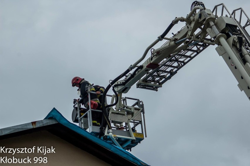 Uszkodzony dach na budynku m. Ostrowy nad Okszą