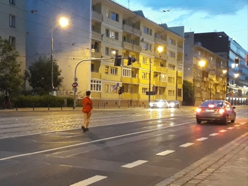 Naga kobieta na środku skrzyżowania w centrum Wrocławia (ZDJĘCIA)