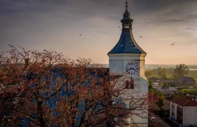 Lutomiersk w powiecie pabianickim oraz Bolimów w powiecie skierniewickim od początku przyszłego roku znów będą miastami. W obu miejscowościach trwają przygotowania do tej zmiany, w Bolimowie planowana jest spotkanie z mieszkańcami w sylwestrową noc.

Obie miejscowości były już miastami: Lutomiersk otrzymał prawa miejskie w 1274 roku od księcia sieradzkiego Leszka Czarnego i stracił je po niemal 600 latach za pomoc powstańcom styczniowym. Bolimów natomiast prawa miejskie uzyskał w latach 30. XV wieku, stracił je również po powstaniu styczniowym.

Czytaj dalej