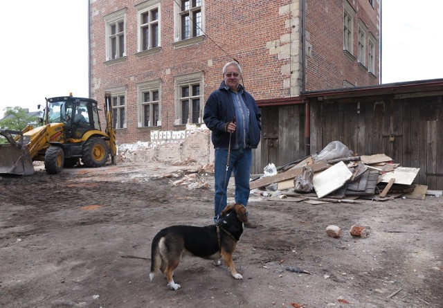 TBS w Piotrkowie, w związku z wizytą prezydentów Polski i Węgier, za 19 tys zł wyremontował mur przy muzeum, a teraz go w większości wyburzył...