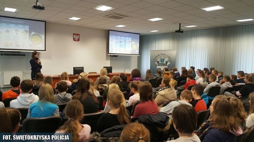 Starachowice. Policyjna konferencja z okazji Międzynarodowego Dnia Praw Dziecka