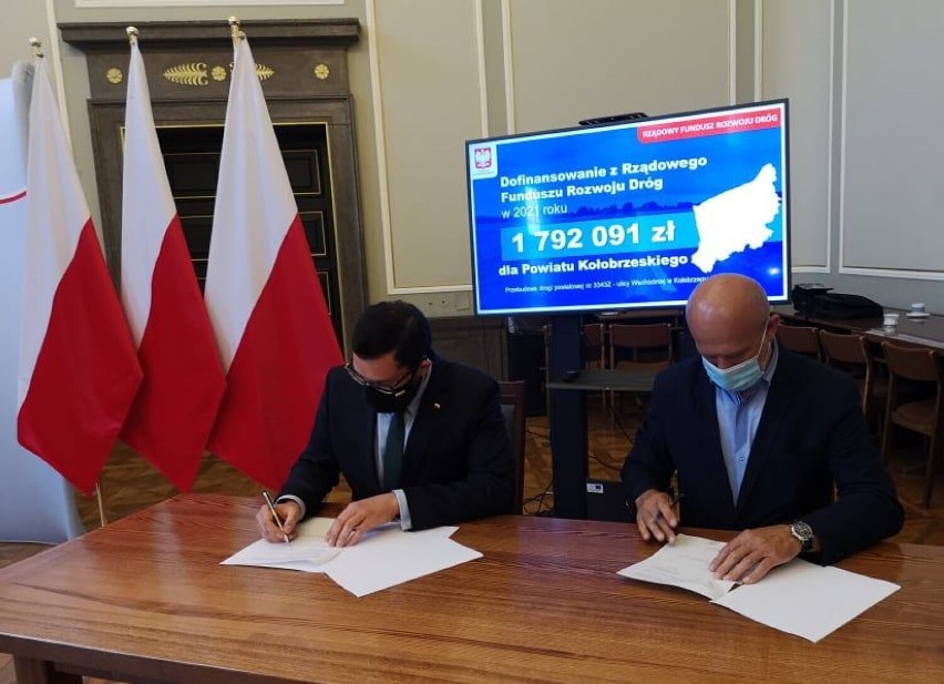 Umowy na dotacje podpisane. Co za to zrobią starostwo w Szczecinku i ratusz w Barwicach?