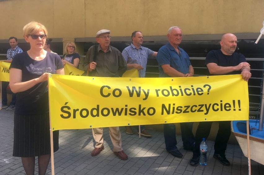 Pikieta pod RDOŚ w Katowicach w piątek 25 maja