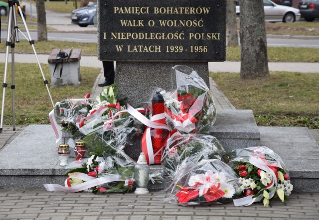 Delegacje złożyły kwiaty i znicze przed pomnikiem Pamięci Bohaterów Walk o Wolność i Niepodległość Polski w latach 1939-1956.