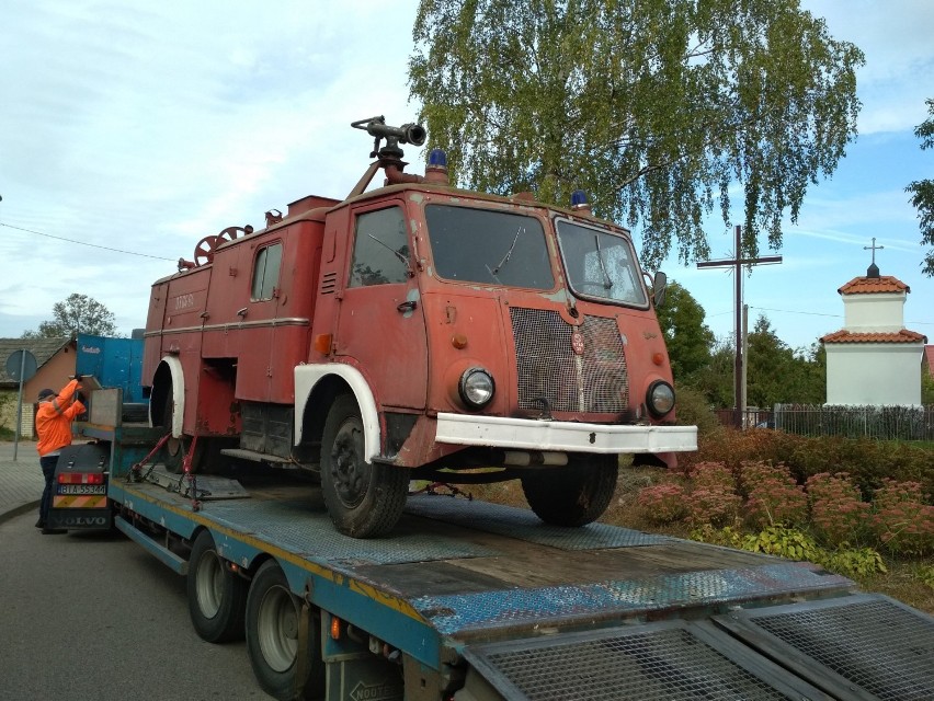 Zabytkowy wóz strażacki z Nowodworców został przekazany do wasilkowskiego skansenu (zdjęcia) 