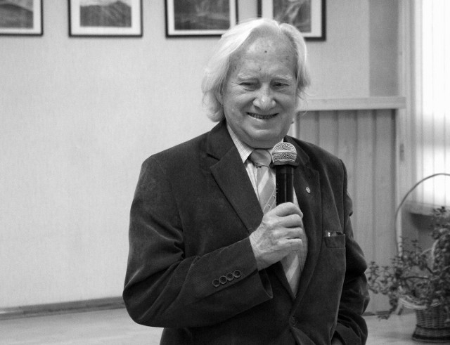 Tadeusz Rauchfleisz podczas spotkania Koła Miłośników Dziejów Grudziądza w klubie "Centrum" Spółdzielni Mieszkaniowej.