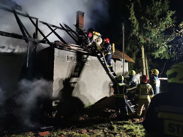 W wyniku pożaru spaleniu uległa konstrukcja dachu na domu oraz drewniane zabudowania przylegającego do niego budynku gospodarczego. W akcji gaśniczej uczestniczyło 25 strażaków