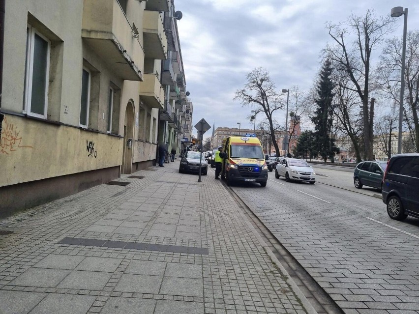 Wypadek w Częstochowie. Kobieta idąca chodnikiem, została potrącona przez samochód osobowy 