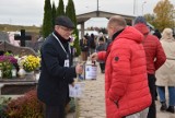 Suwalczanie odwiedzają groby bliskich i włączają się w zbiórkę na renowację zabytkowych nagrobków. Zobacz zdjęcia