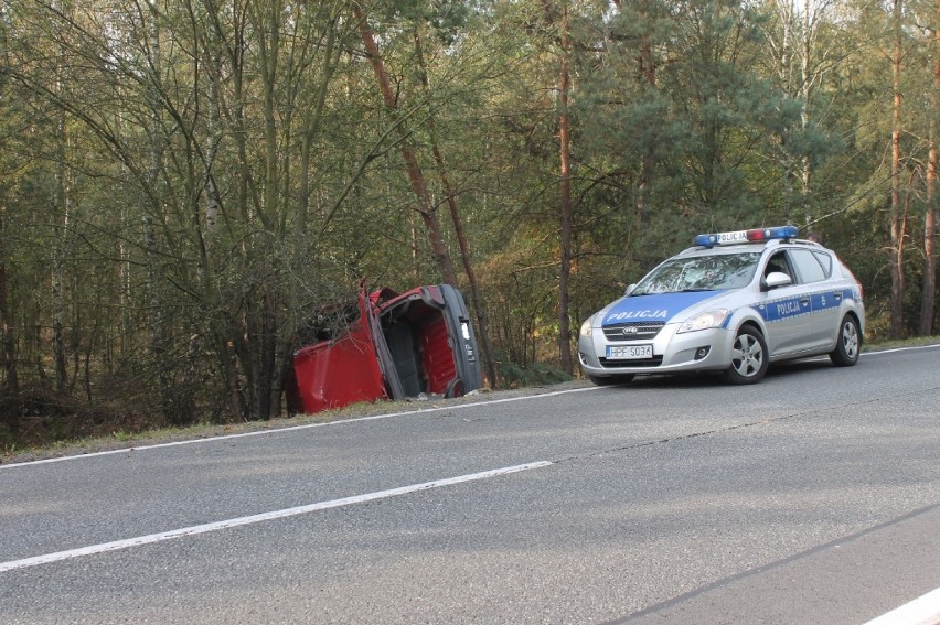 Wypadek koło Cygana między Tomaszowem a Spałą: Trzy osoby ranne [ZDJĘCIA]