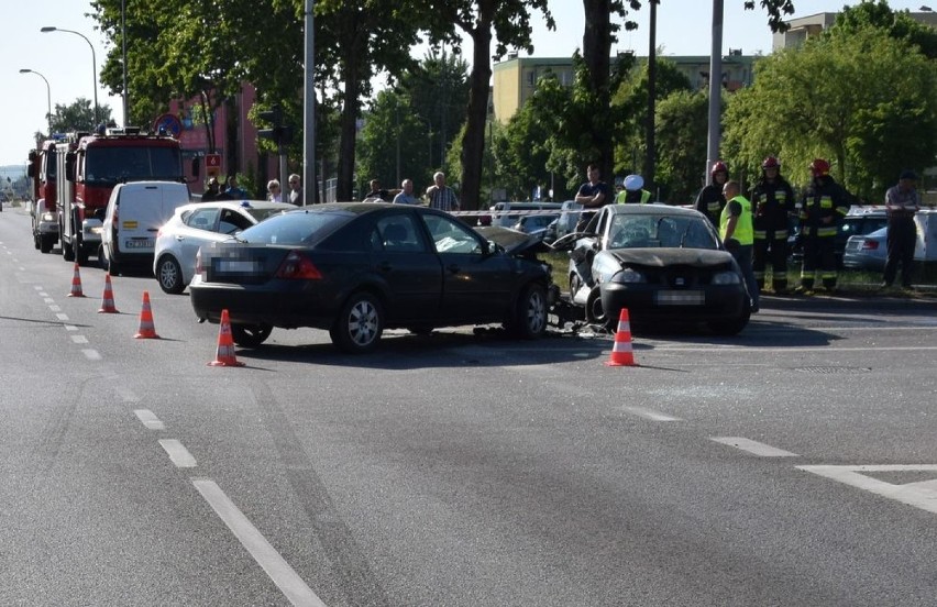 Zderzenie dwóch samochodów na DK6 w Wejherowie. Trzy osoby w szpitalu [ZDJĘCIA]