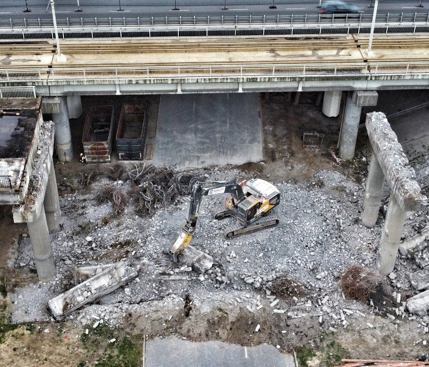Trwa wyburzanie wiaduktu na Wojska Polskiego w Bydgoszczy. Zobacz wideo i zdjęcia z drona