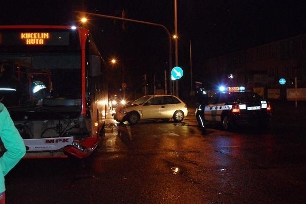 Częstochowa: Wypadek na skrzyżowaniu Legionów i Faradaya. Autobus zderzył się z samochodem