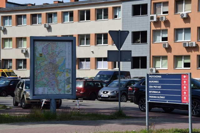 Przychodnie przyszpitalne mieszczą się w dwupiętrowym budynku przy ul. Chałubińskiego 7 w Nowej Soli. Są dwie windy. Od strony głównego wejścia winda ma tabliczkę z napisem "nieczynna".