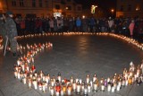 Wągrowczanie oddali hołd tragicznie zmarłemu Pawłowi Adamowiczowi. Na Rynku powstało wielkie serce utworzone ze zniczy 