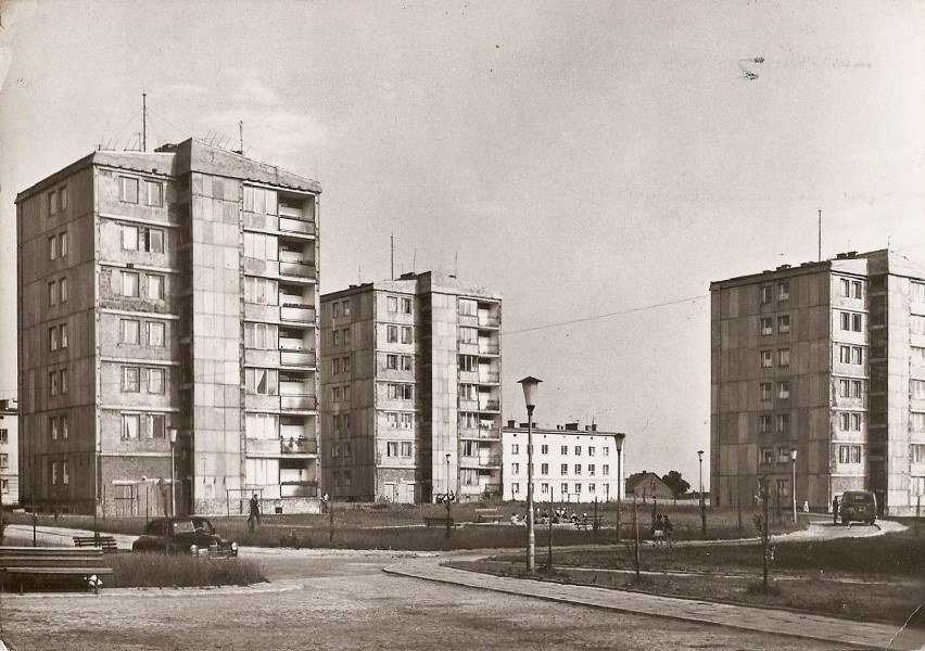 Osiedle Chemików w Oświęcimiu w latach 60. ub. wieku. Na...