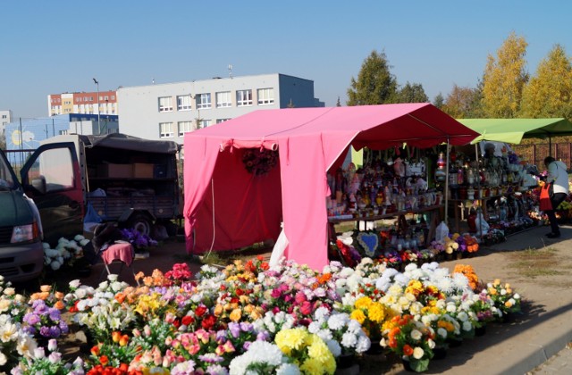 Zbliża się Dzień Wszystkich Świętych i Dzień Zaduszny, zatem 1 i 2 listopada na grobach zapłoną tysiące zniczy i pojawi się wiele dekoracji z kwiatów - wiązanek i stroików. Zapytaliśmy białostockich sprzedawców jakie dekoracje najczęściej kupują mieszkańcy