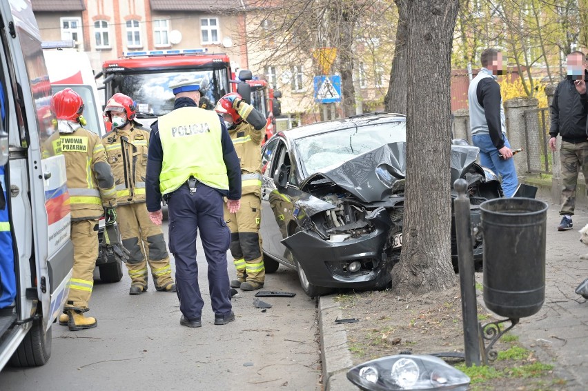 Na ul. Czarnieckiego w Grudziądzu samochód uderzył w drzewo....