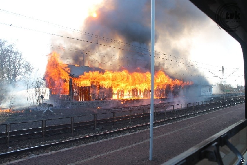 Pożar magazynu przy ul. Kolejowej w Puławach