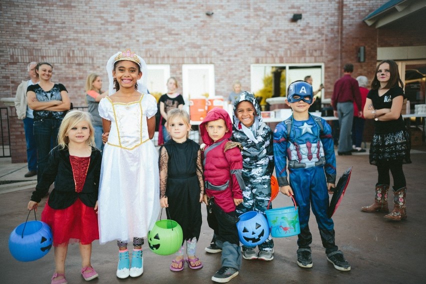 Dziś przebieranki i maskarada na Halloween to zabawa. W...